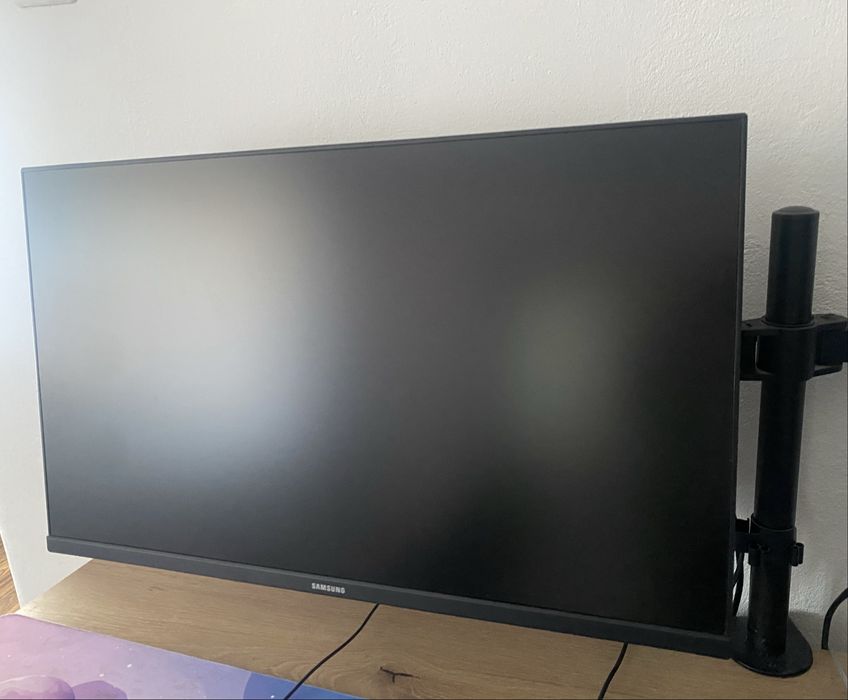 Vand monitor samsung Odysey G3 144hz cu tot cu brat dublu