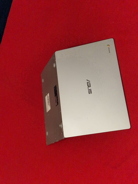 Laptop Asus cu probleme la display