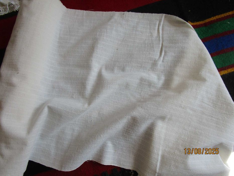 Бял автентичен кенарен плат без забележки