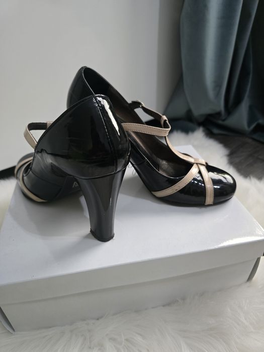 Pantofi din piele lacuita, de foarte buna calitate