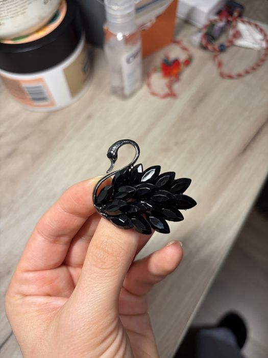 Черна брошка лебед с камъни