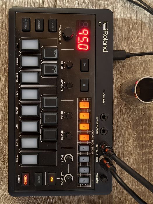 Vând Roland Aira J-6 Chord Synthesizer