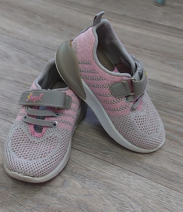 Кроссовки, чешки на девочку