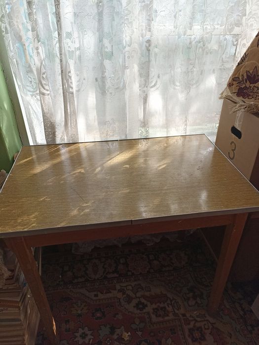 Продам кухонный стол и табуретки 4 шт.