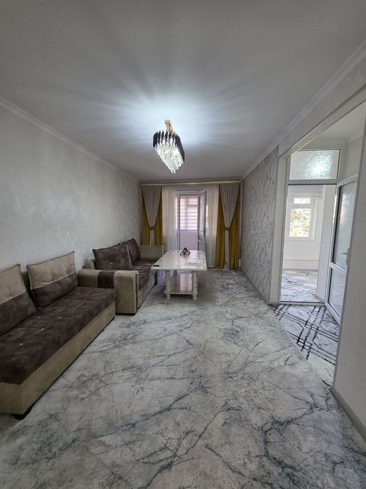 Chiroyli dumba va katta kokraklar