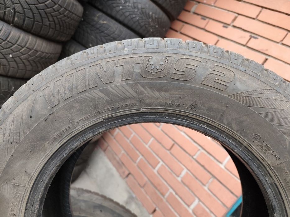 Продавам 2 зимни гуми 215/65/16 бус