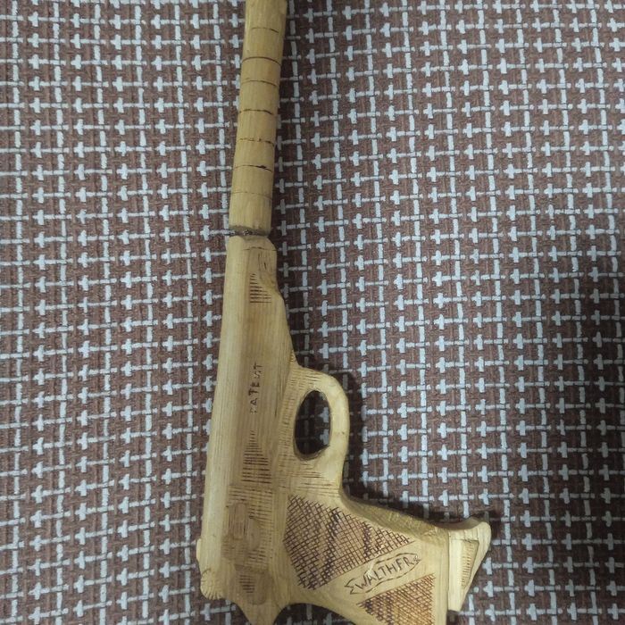 Пистолет из дерева 4000