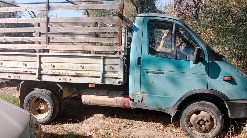 Газель грузовой имеет тент