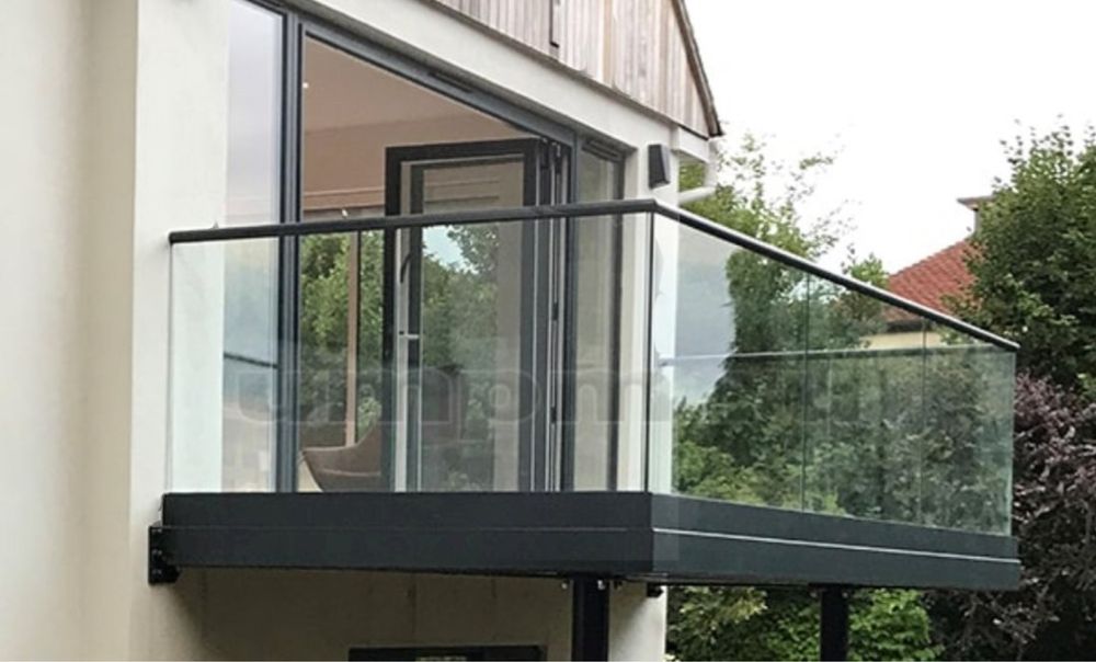 Стеклянное перила из чорнога  метала