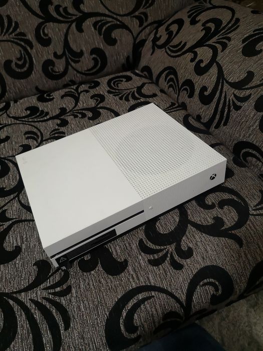 Xbox One S 512gb с 2 контролера