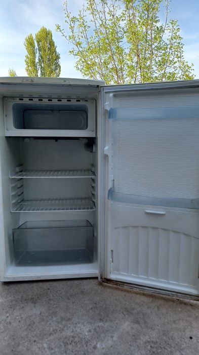 SAMSUNGхаладильник высота 1м60см в отличном состояние всё заводской