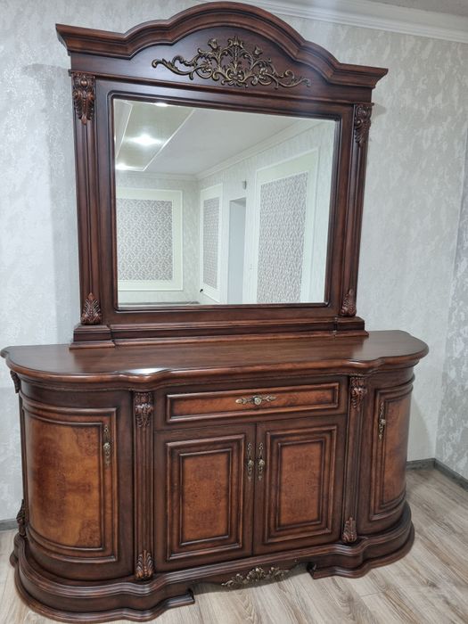 Комод с зеркалом