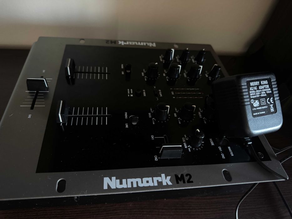 Numark M2 2-канален DJ миксер