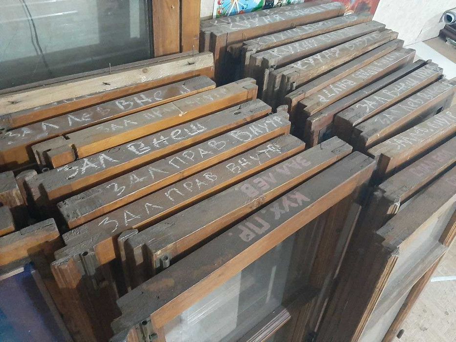 Продаются рамы деревянные с откосами и металлическими решетками