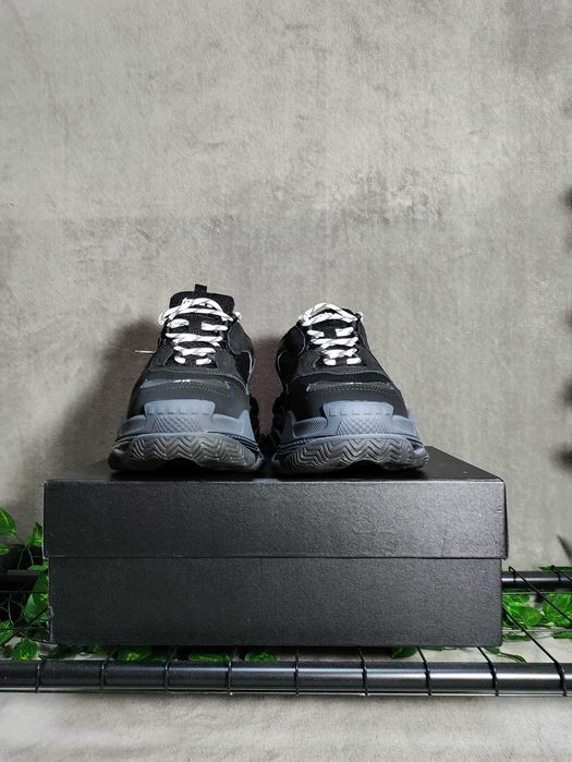 Adidasi negrii triple S marimea 43