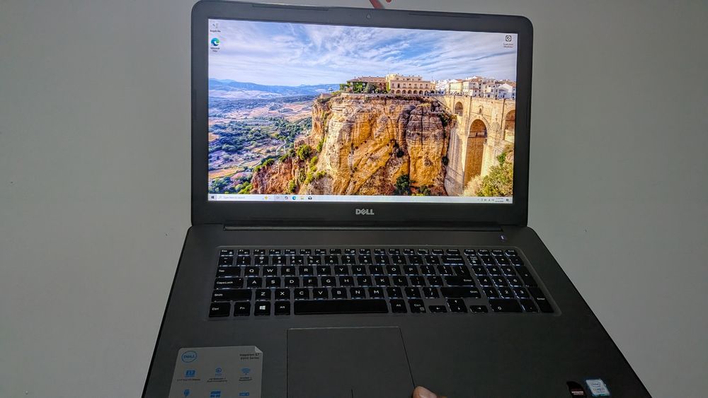 Dell inspiron 17 inch i7generatia 7 video 4gb
