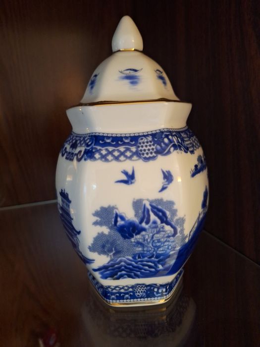 Продавам порцеланови винтидж съд за чай