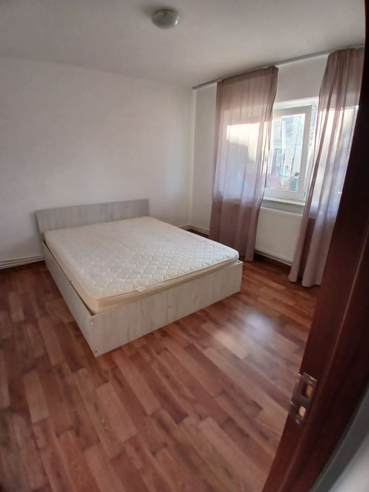 Inchiriez apartament Valea Rosie