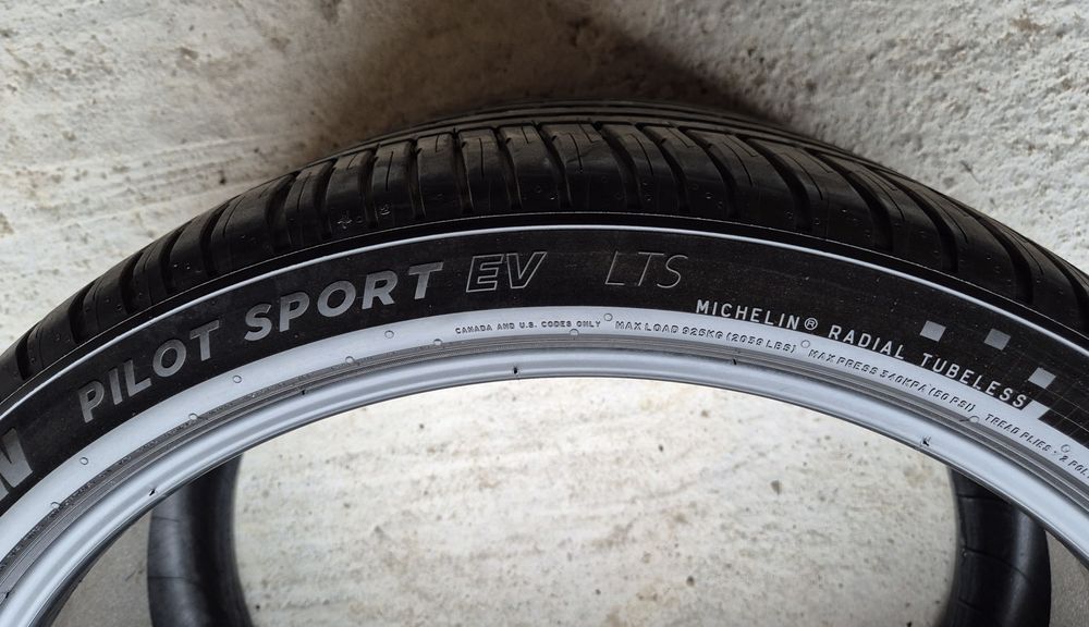 O bucată 305/30 R22 vară - una Michelin