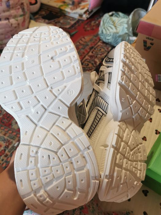 Продам детские кроссовки