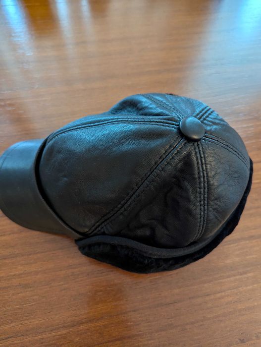 Зимна кожена шапка с козирка
