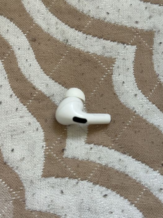 Правый наушник airpods pro 1