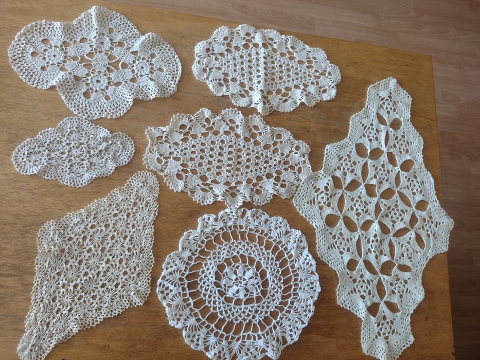 Покривки и карета плетени на една кука