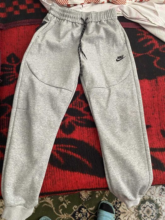 Pantaloni Nike tech