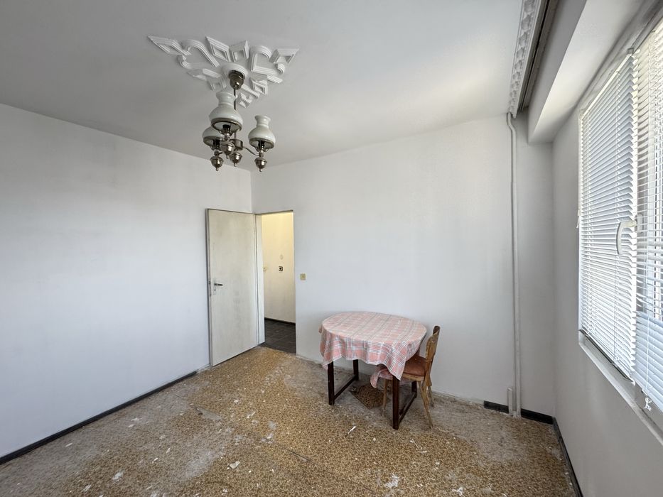 Продава апартамент три стаи и кухня в гр. Казанлък