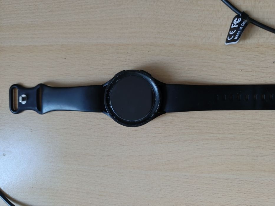 Продавам смарт часовник Samsung Galaxy Watch 5 Pro (45mm) LTE в черен цвят (Black Titanium).
