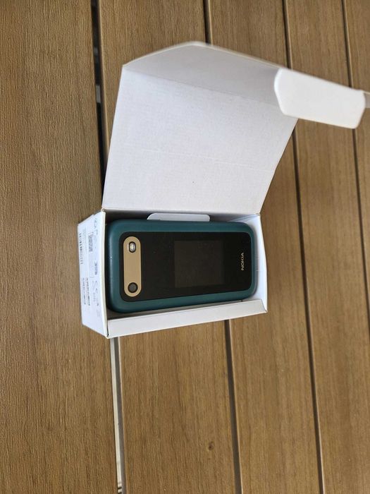 Vând telefon Nokia 2660 Flip verde.
