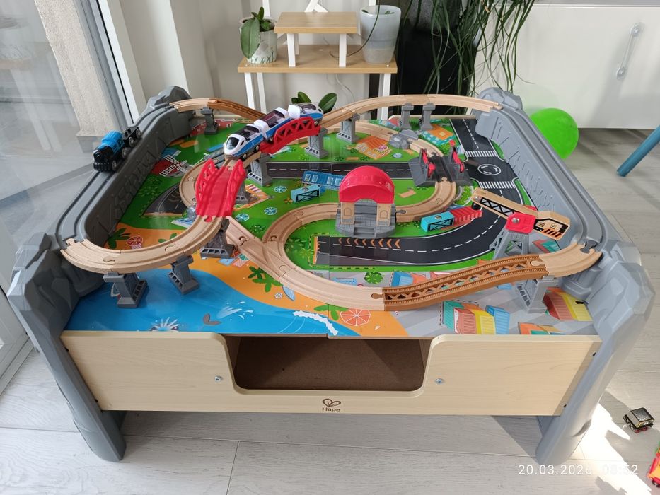 HAPE дървена маса за игра с влакове