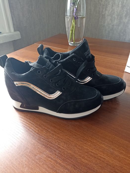 Продам кроссовки