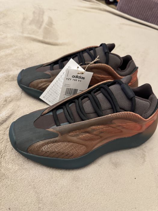 Vând Yeezy 700 V3 39-1/3