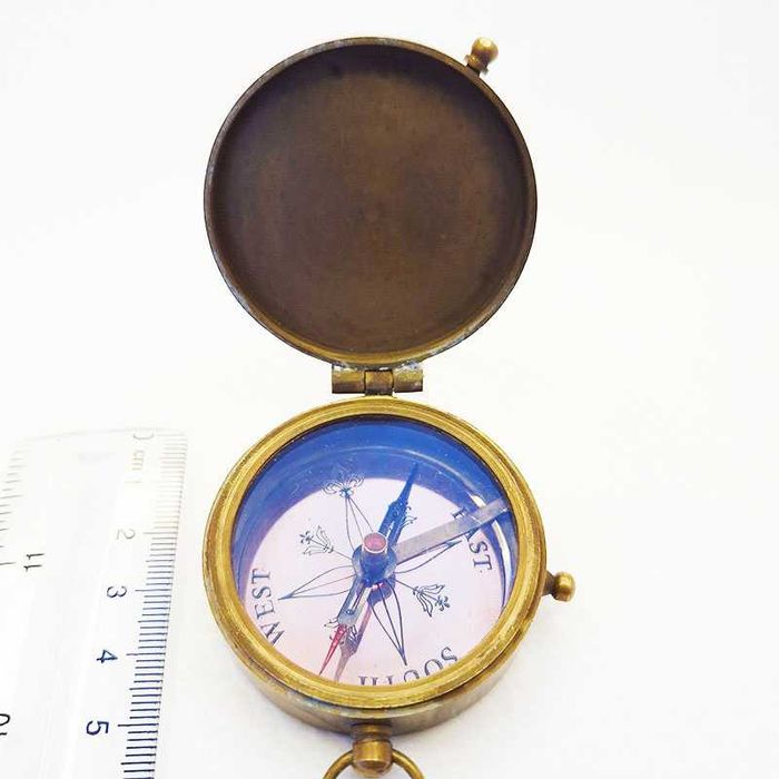 Компаси от бронз с гравюри за различни поводи