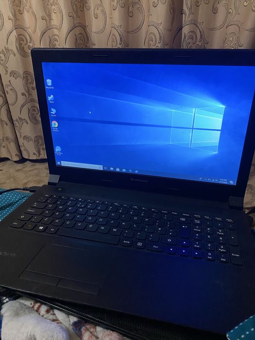 Vand urgent laptop  lenovo p50-80 cu baterie defecta