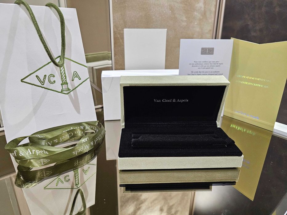Кутия за гривна Van Cleef & Arpels + торбичка + сертификат