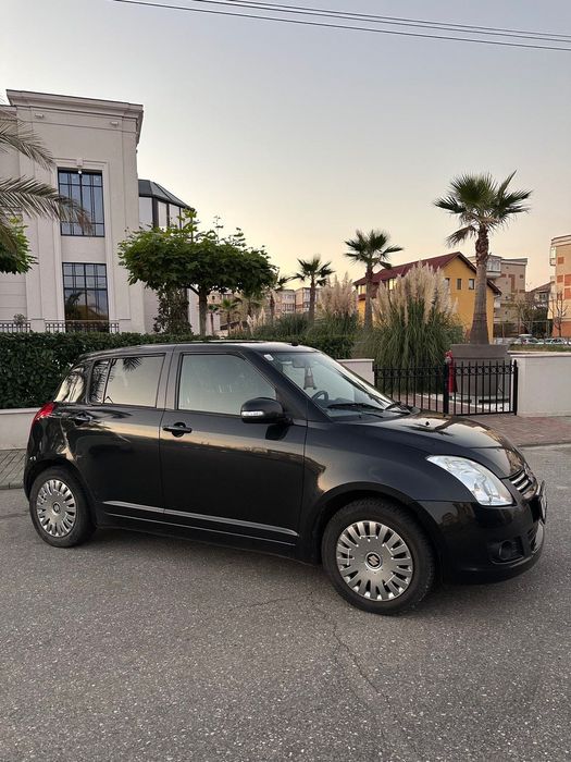 Suzuki Swift Black and White