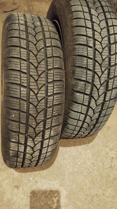 Продавам 2 броя зимни гуми с джанти  185/65/14 цола 8 мм