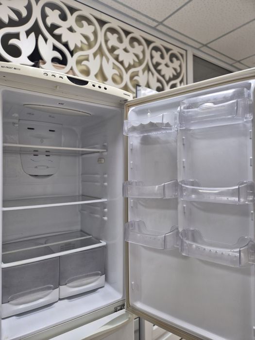 Холодильник Samsung