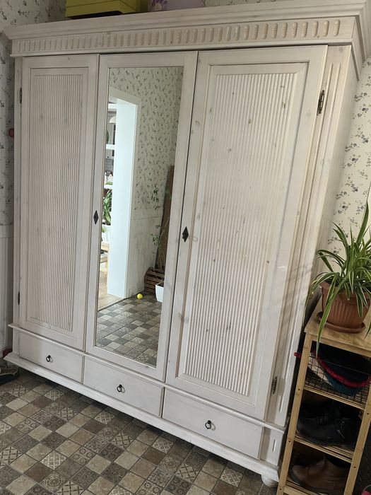 Шкаф деревянный