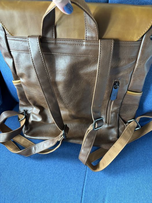 Кожена раница за лаптоп