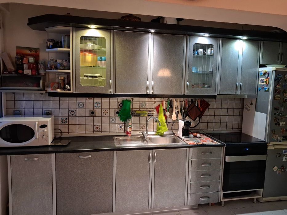 Продавам кухненски шкафове и плот