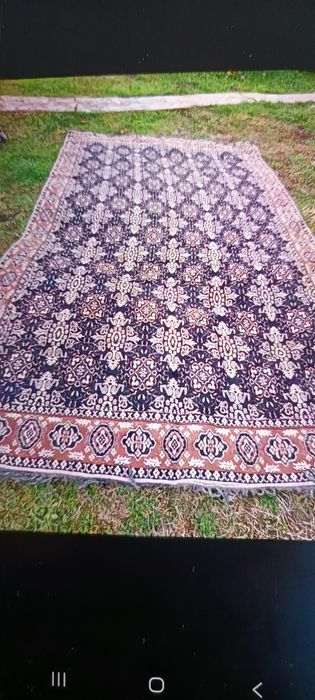 Малък и по голям ръчно тъкани ориенталски килими