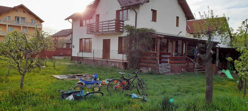 Închiriez casă cu 3 dormitoare, două bai, living generos, mobilata și utilata complet. Terasă cu beci dedesubt, teren 800 mp