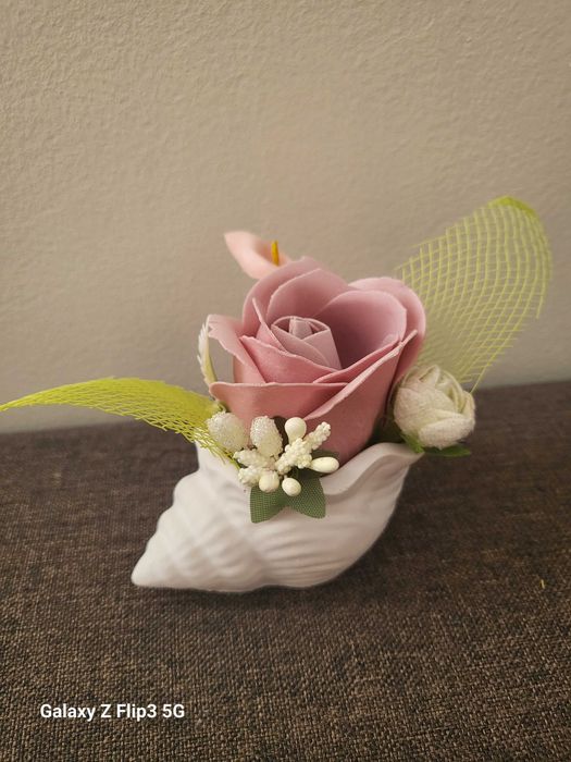 Кутии, кошнички и кашпи с рози от пластичен сапун