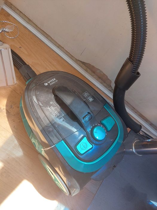 Продам пылесос Vitek на запчасти