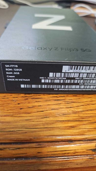 Vand telefon Samsung Z Flip 3 perfect funcțional cu capacul de spate ușor fisurat