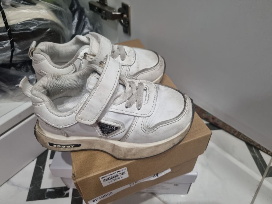 Кроссовки на девочку 25р