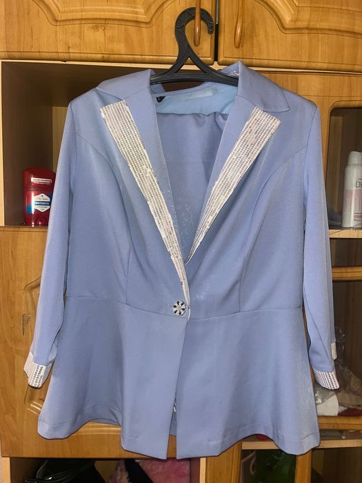 Продам костюм , тройка, пиджак , блузка, юбка длинная ниже колен